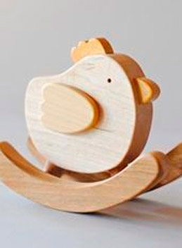 figura balansin con forma de pollito en madera cortado en router cnc