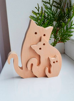 tres figuras decorativas de gatos en madera cortadas en router cnc