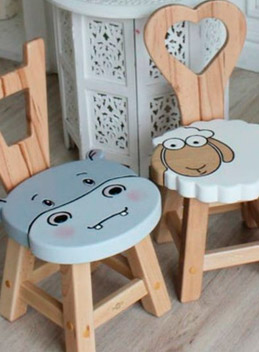 dos sillas de niños pintadas com caricaturas de animales cortadas con router cnc