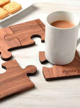 cuatro poza vasos con forma de piezas de puzzle y tazon de cafe cortados con router cnc