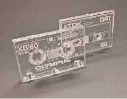 dos figuras de casettes de audio en acrilico transparente cortadas y grabadas en laser